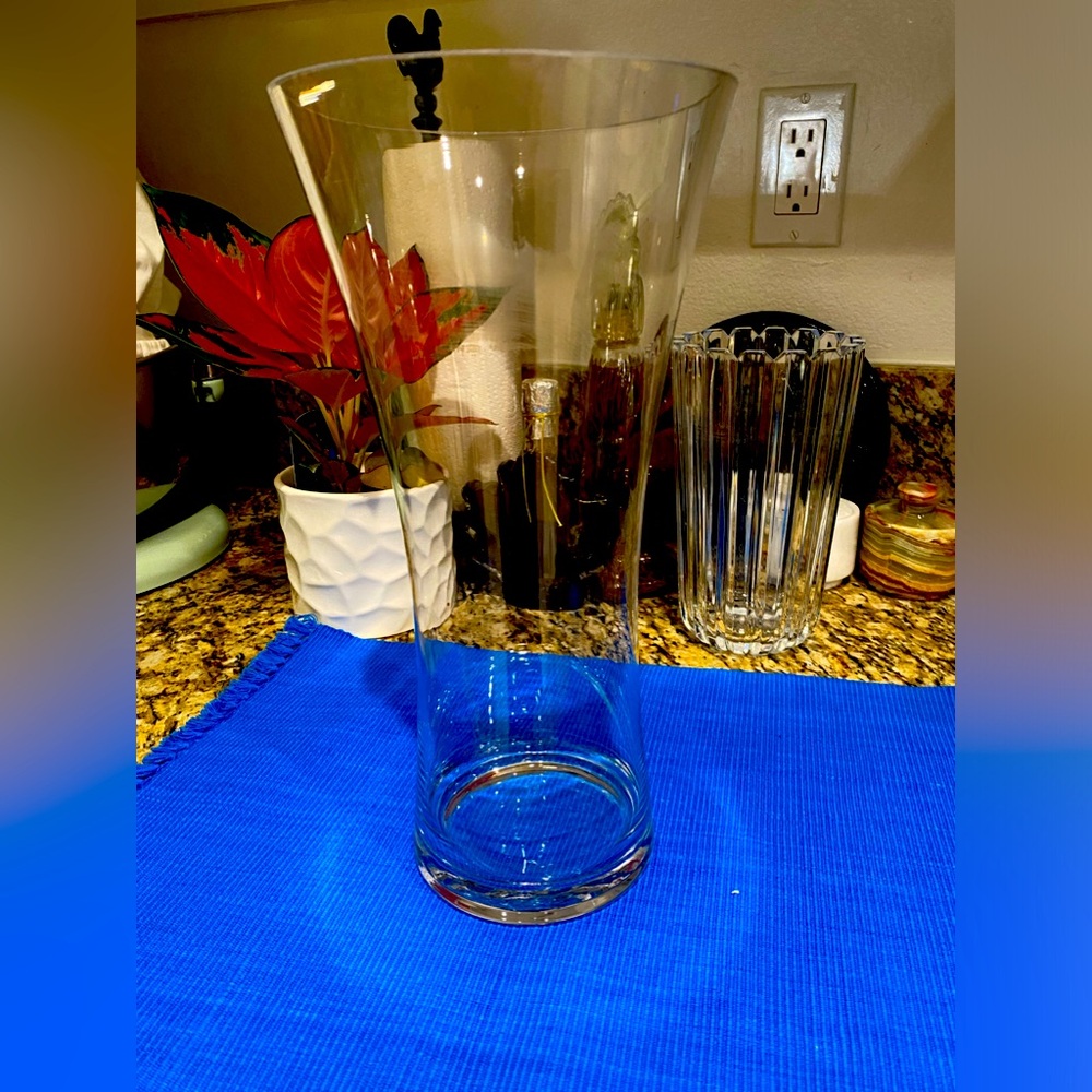 GLASS FLOWER VASE